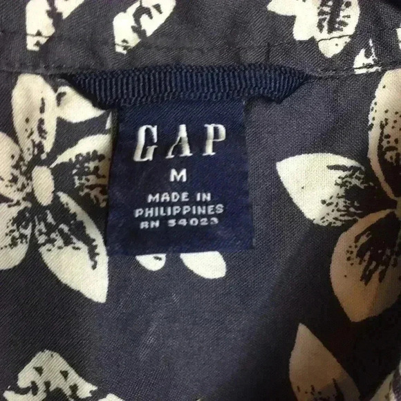 Gap Button up Short Sleeve Size Medium - Picture 3 of 5